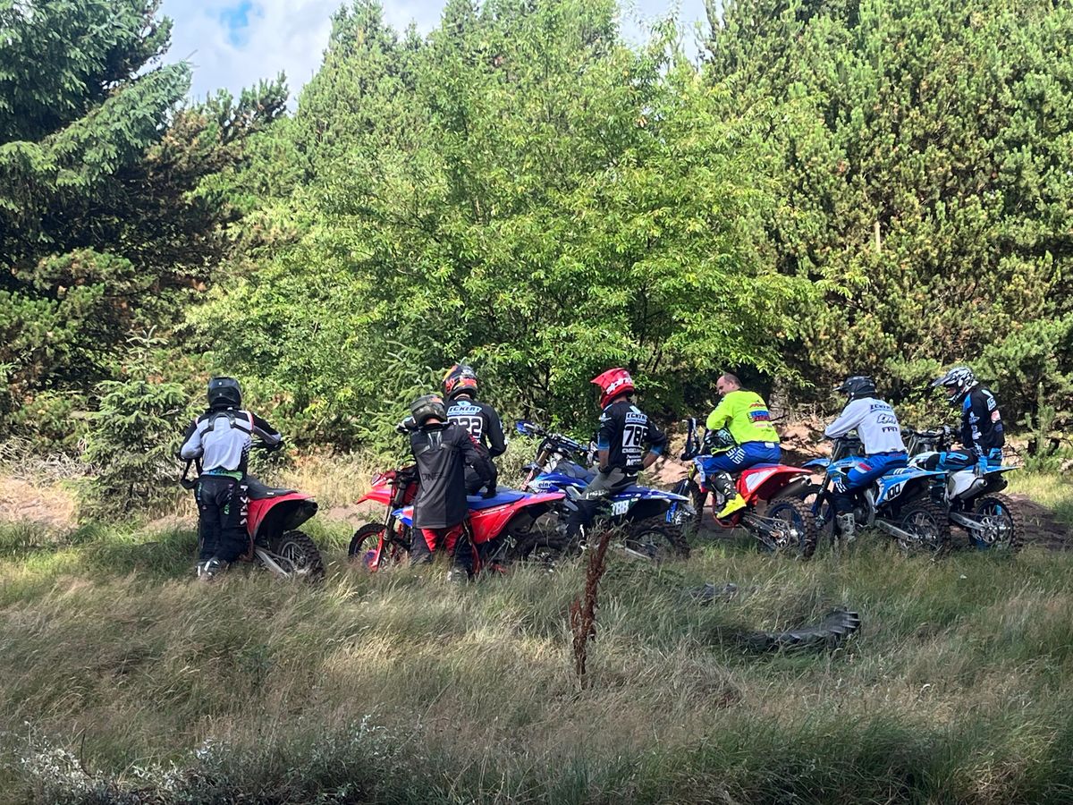 Gebrauchte Cross- und Enduromaschinen am Streckenrand